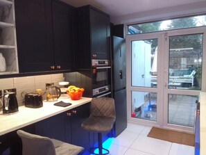 Private kitchen - Cozy 2-bedroom Bungalo, free parking and garden (Wolverhampton)