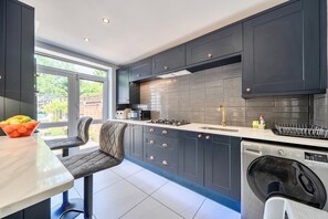 Kühlschrank, Mikrowelle, Toaster, Hochstuhl