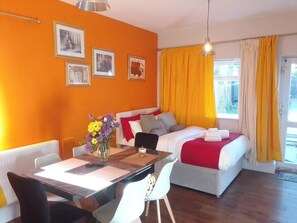 Dining - Cozy 2-bedroom Bungalo, free parking and garden (Wolverhampton)