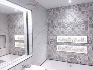 Bathroom - Cozy 2-bedroom Bungalo, free parking and garden (Wolverhampton)