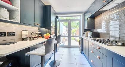 2 Bedroom Bungalo - Free Parking, WiFi & Garden