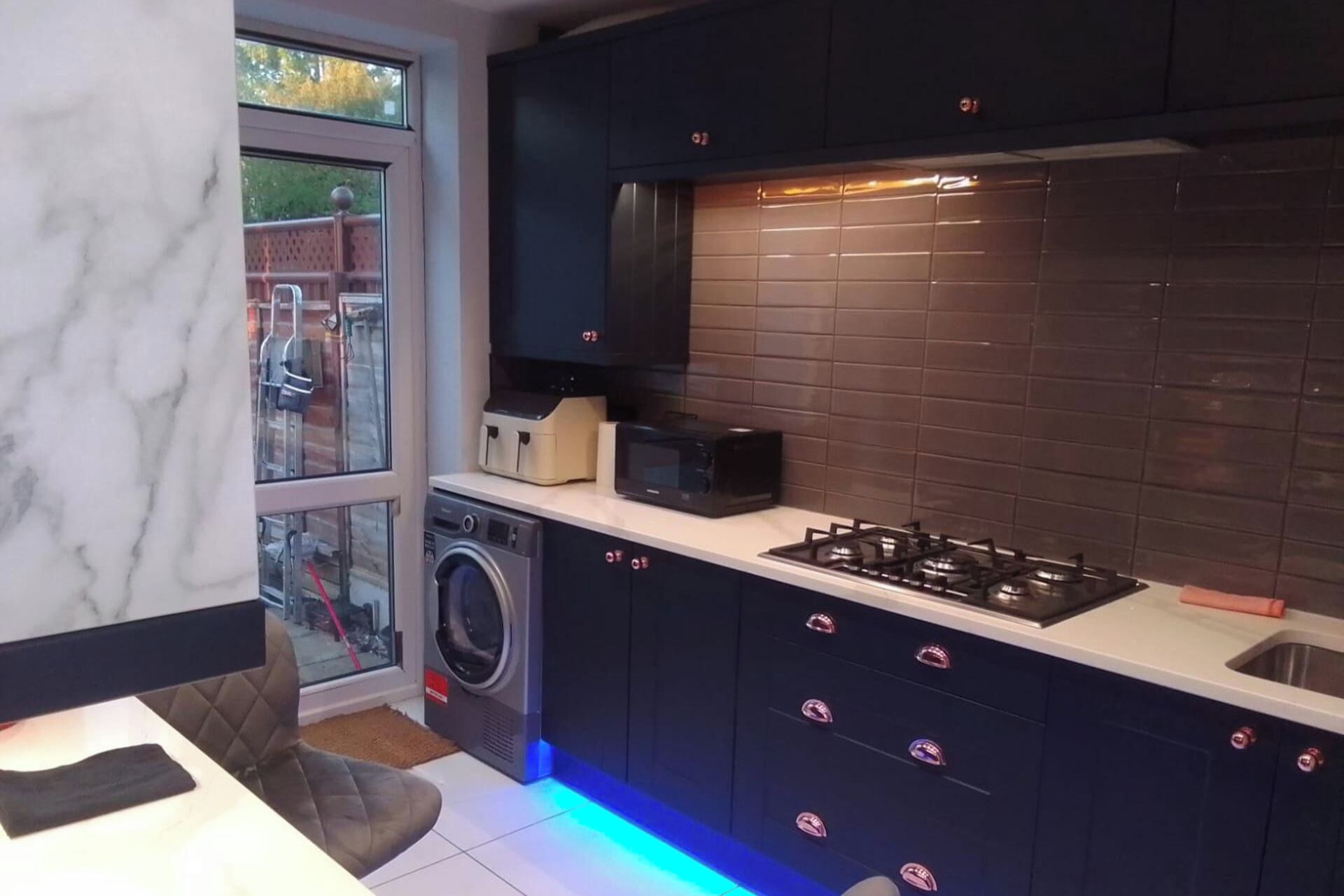 Refrigerador, microondas, tostadora, silla alta para bebés