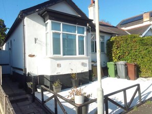 Exterior - Cozy 2-bedroom Bungalo, free parking and garden (Wolverhampton)