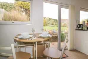 Dining - Bungalow - Sleeps 2 - Parking (Newquay)