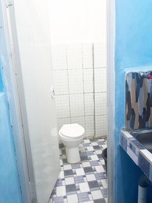 Dusche, kostenlose Toilettenartikel, Handtücher, Seife