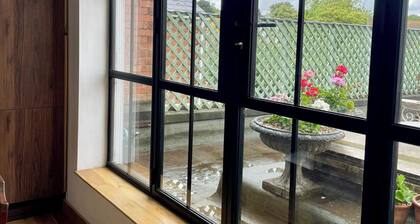 3 Bedroom Apartment Sleeps 6 with Free Parking