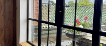 3 Bedroom Apartment Sleeps 6 with Free Parking