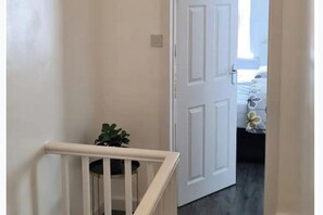Interior - Salford - House - Sleeps 4 - Parking (Salford)