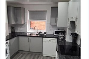 Private kitchen - Salford - House - Sleeps 4 - Parking (Salford)
