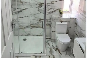 Bathroom - Salford - House - Sleeps 4 - Parking (Salford)
