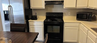 Fabulous 5-bedroom bungalow with AC in charming Fayetteville