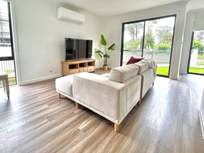 TV - Austral 4Br lovely house 10ppl (Austral)