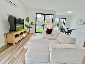 TV - Austral 4Br lovely house 10ppl (Austral)