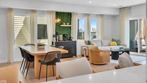 En moderne stue med spiseplads, en køkkenø og en sofa.