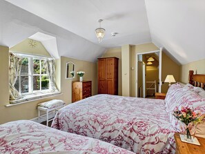 Iron/ironing board, internet, bed sheets - Vine Cottage, Porlock (Porlock)