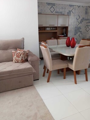 Interior - A 5-minute walk from the beach, close to restaurants, a pharmacy, and tourist attractions. (Porto Seguro)