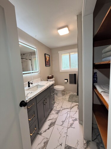 Spacious 5-bedroom house in tranquil Kent with cool AC
