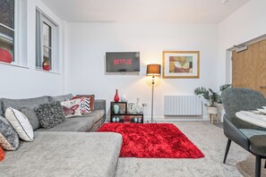 Smart TV, books - Stylish Hull City Centre Apartment – Pleasant and Cosy 1-Bedroom Stay (Kingston upon Hull)