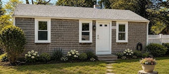 Charming Guesthouse | Walk to Beach | Downtown