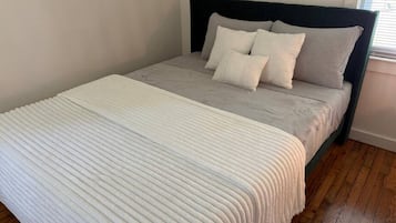 Iron/ironing board, WiFi, bed sheets