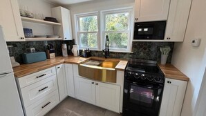 Coffee/tea maker, fridge, microwave, oven