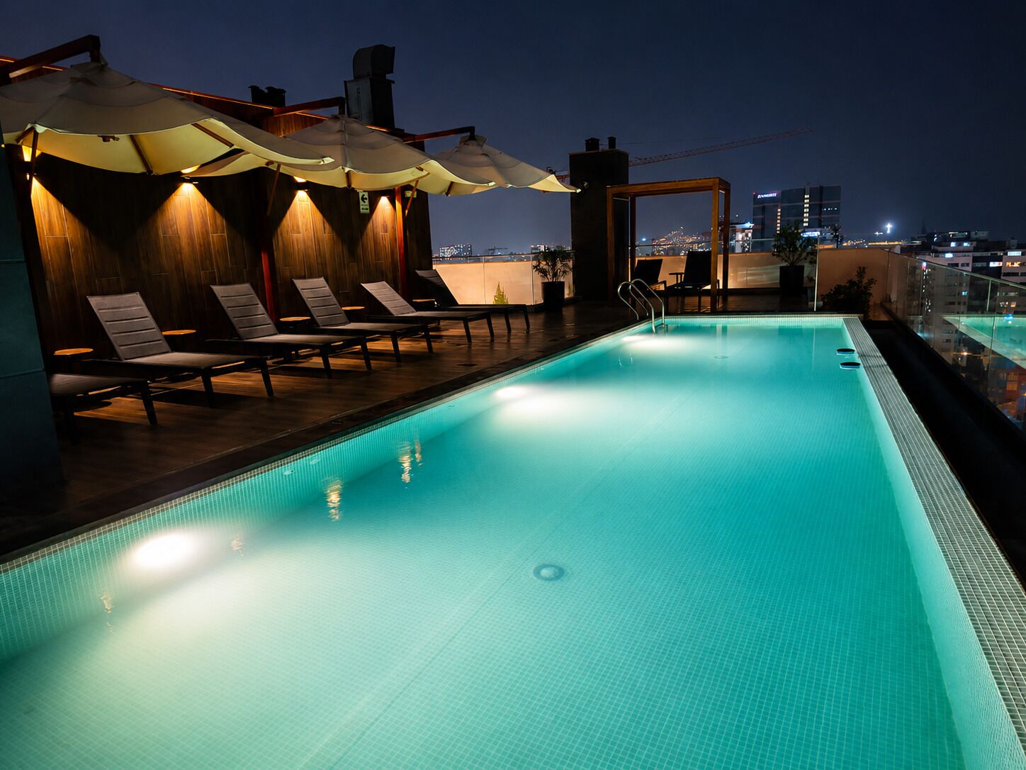 Apartamento superluxo, varanda coberta, vista para o mar | Piscina | Piscina externa