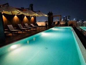 Apartamento superluxo, varanda coberta, vista para o mar | Piscina | Piscina externa