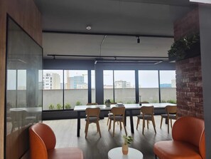 Apartamento superluxo, varanda coberta, vista para o mar | Opções para refeição