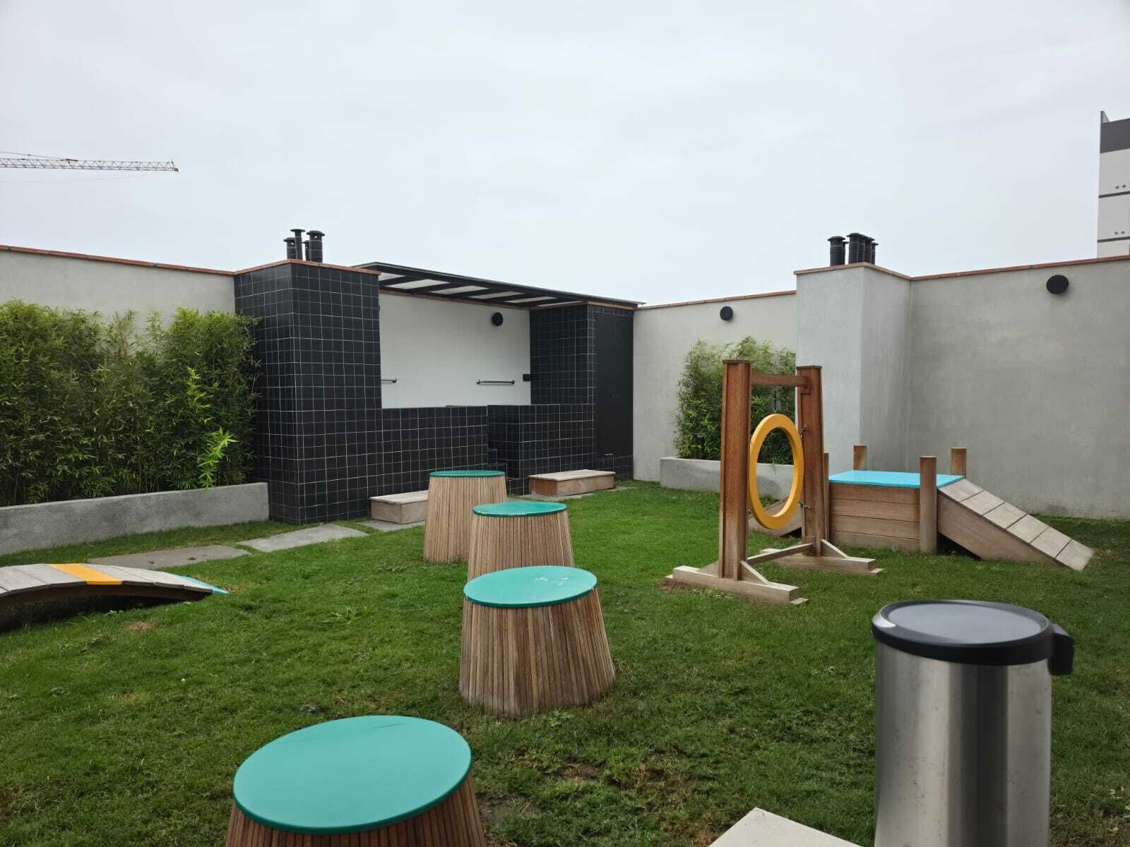 Un patio trasero con zona de juegos, que incluye un tobogán y un columpio.
