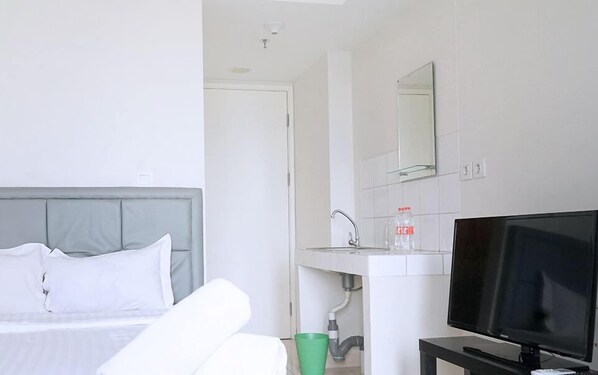 Room - Springlake Apartment Summarecon by Veeroom by Zuzu (Bekasi)