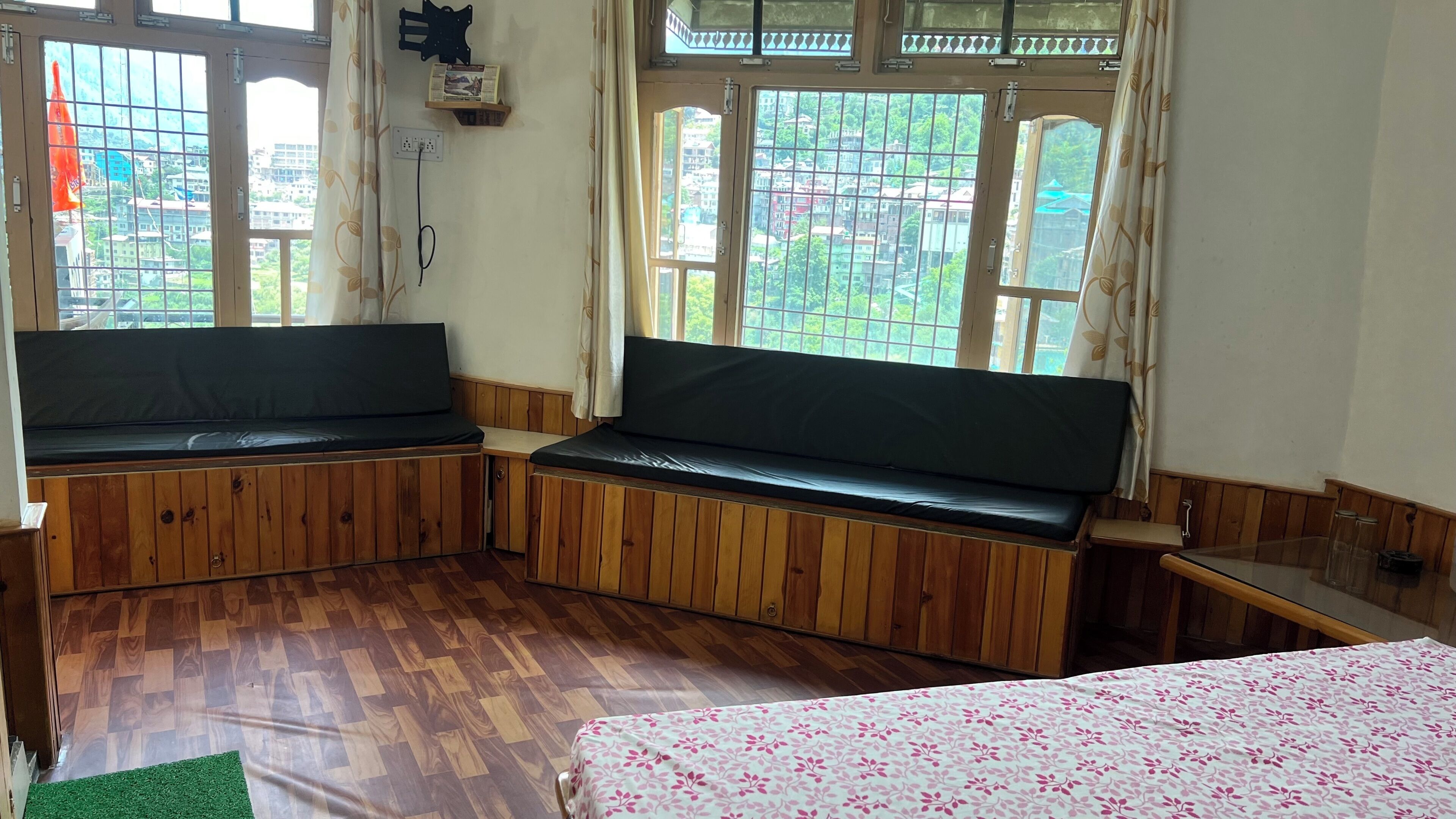 Deluxe kamer, 1 twee- of 2 eenpersoonsbedden, balkon, uitzicht op bergen | Een laptopwerkplek, gratis wifi