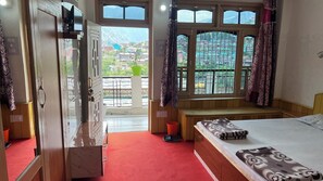 Deluxe tweepersoonskamer, balkon, uitzicht op bergen | Een laptopwerkplek, gratis wifi