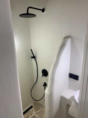 Hårtork, handdukar, tvål och toalettpapper