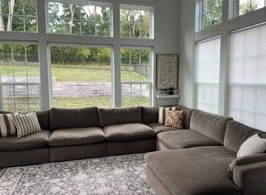 Living area - Phenomenal 5-bedroom house with AC in Hendersonville (Hendersonville)