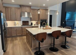 Private kitchen - Phenomenal 5-bedroom house with AC in Hendersonville (Hendersonville)