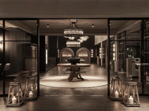 A modern interior with a central table, chandeliers, and lanterns. - Ammades All Suites Beach Hotel - Adults Only (Rhodes)