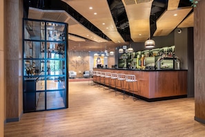 Bar (on property) - Sadu Hotel (Almaty)