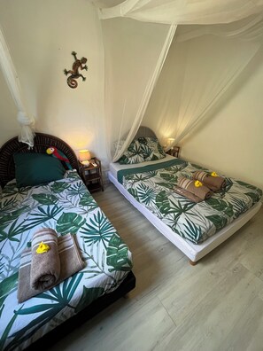 WiFi, bed sheets - 3-bedroom family villa with pool and tropical garden in Sainte-Anne (Sainte-Anne)