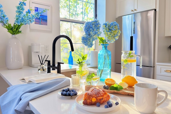 Deluxe Apartment, City View | Private kitchen | Fridge, microwave, oven, stovetop