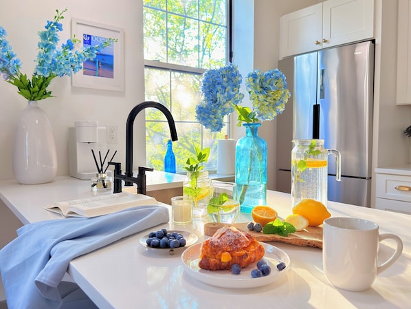 Deluxe Apartment, City View | Private kitchen