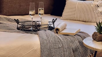 Deluxe-Apartment, Buchtblick | Bettwäsche aus ägyptischer Baumwolle, hochwertige Bettwaren