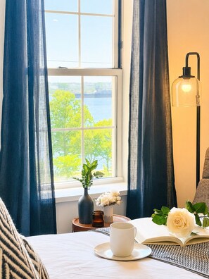 Comfort Apartment, Bay View | Egyptian cotton sheets, premium bedding, blackout drapes