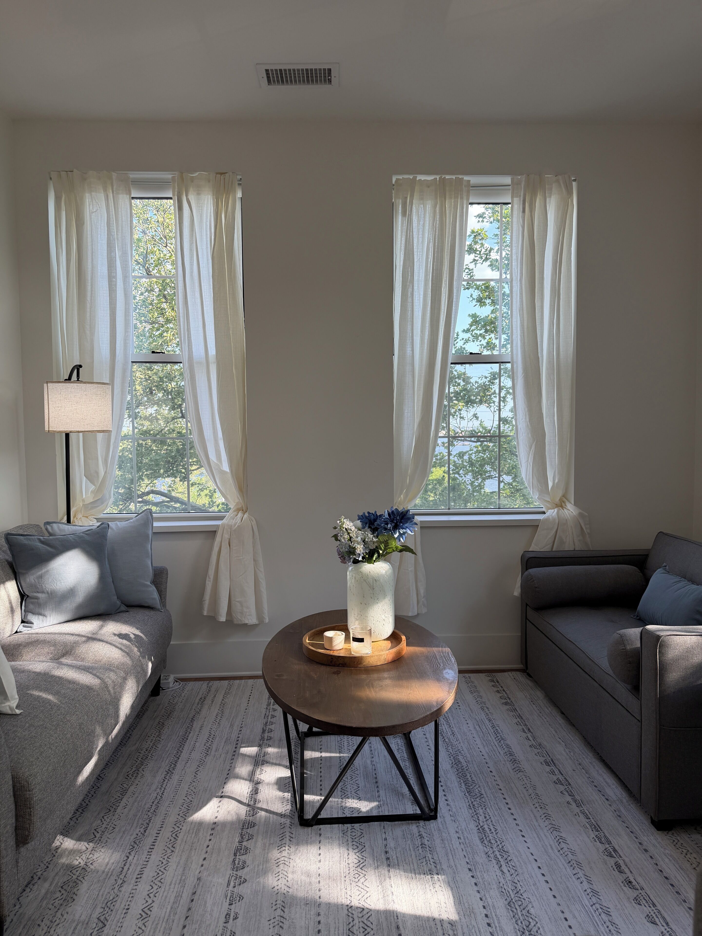 Deluxe Apartment, City View | Living area