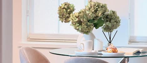 Khu vực ăn uống tại phòng