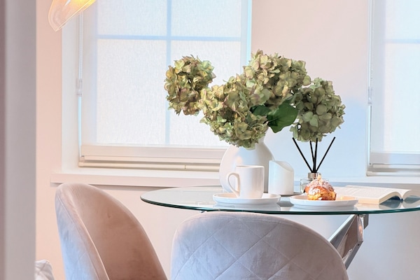 Family Apartment, City View | In-room dining