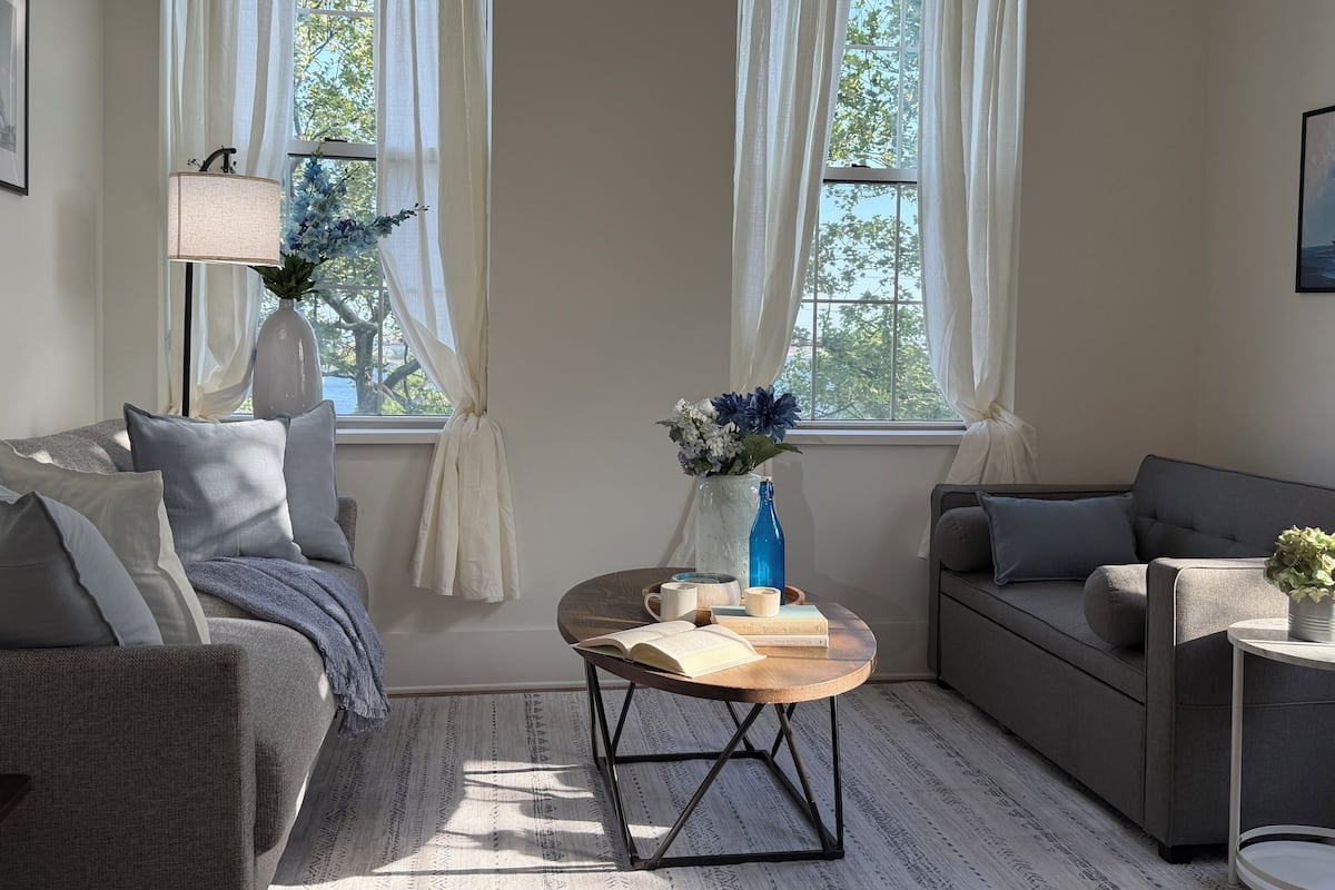 Deluxe Apartment, City View | Living area