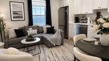 Deluxe-Apartment, Buchtblick | Wohnbereich