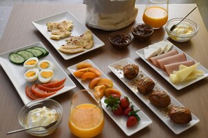 Un bufé de desayuno con diversas opciones de comida y bebidas.
