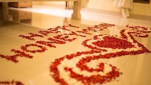 A polished floor with a heart-shaped pattern made of red and white petals. - Asri Sari Resort Ubud (Ubud)