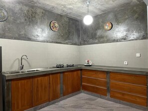 Estúdio básico, sacada, vista para o pátio | Cozinha privada